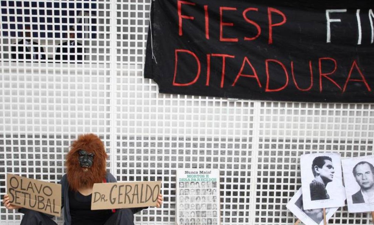 Protesto acusou empresariado e Itaú de participação na ditadura Foto: Michel Filho / O Globo