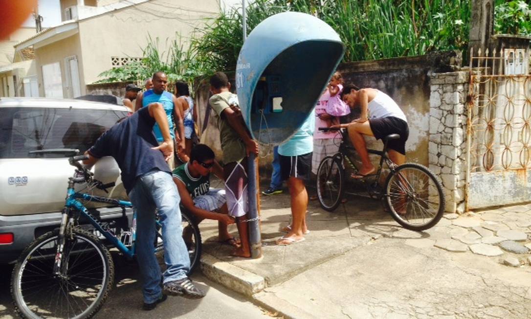 
Jovem acusado de tentar roubar bicicleta é preso pela perna em orelhão -
Foto:
Daniela Abreu/Ururau
