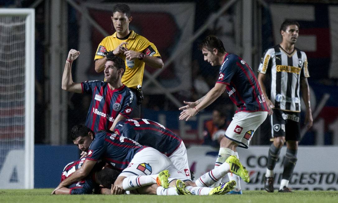 Jogadores do San Lorenzo comemoram o gol de Villalba, no primeiro tempo Foto: Eduardo Di Baia / AP