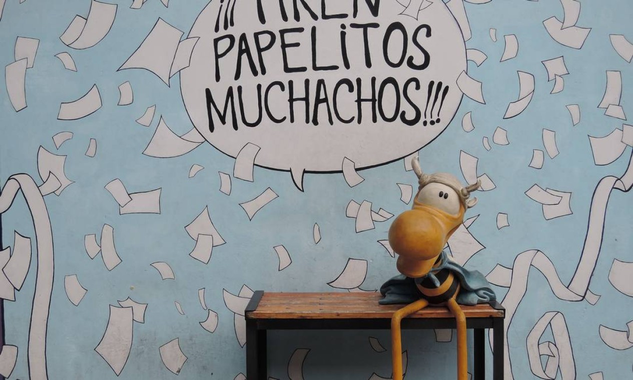 Uma ave sem asas e fanática pela seleção argentina. Esse é Clemente, personagem do cartunista Caloi Foto: Eduardo Maia / O Globo
