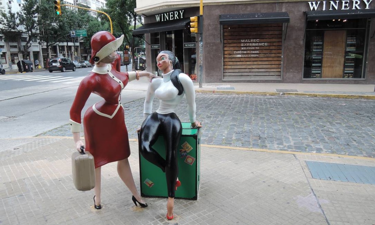 As "Chicas", do cartunista Divito, uma espécie de Lan de Buenos Aires, ficam na esquina da Balcarce com a Avenida Belgrano Foto: Eduardo Maia / O Globo