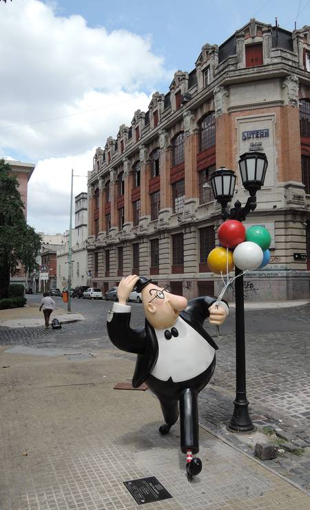 Com o apelido de "o homem que não teve infância", o carismático Don Fulgencio brinca com seus balões na Calle Balcarce, no bairro de Montserrat Foto: Eduardo Maia / O Globo