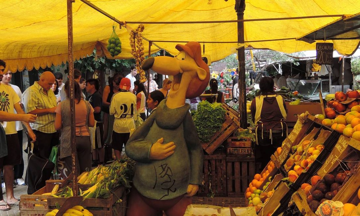 A estátua de Larguirucho, personagem de desenhos animados muito popular desde os anos 1960, é cercada em dias de feira Foto: Eduardo Maia / O Globo
