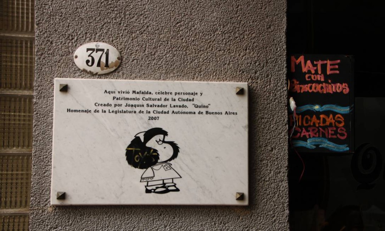 A plaquinha indica que no número 371 da Calle Chile, esquina com Defensa, em Buenos Aires, viveu Quino, autor que criou Mafalda há 50 anos Foto: Eduardo Maia / O Globo