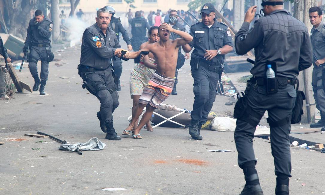 Invasor é retirado por policiais militares de terreno da Oi Foto: Fernando Quevedo / O Globo