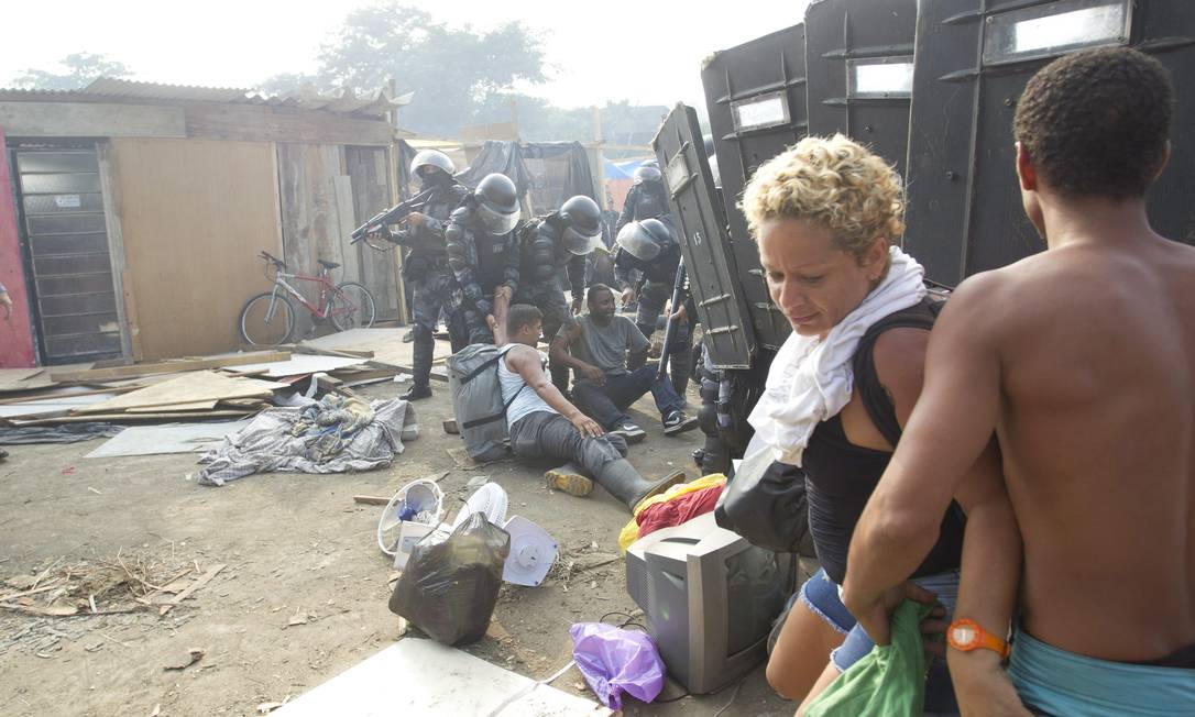 Policiais retiram manifestantes da Favela da Oi Foto: Márcia Foletto / Agência O Globo