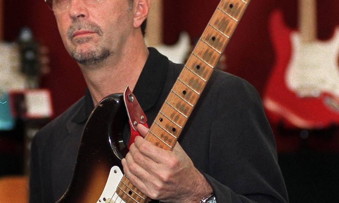 
Eric Clapton posa com a Fender Stratocaster de 1956 que usou nos discos “Just one night”, “Backless” e “Slowhand”, durante um leilão beneficente em Nova York, em 1999.
Foto:
AFP

