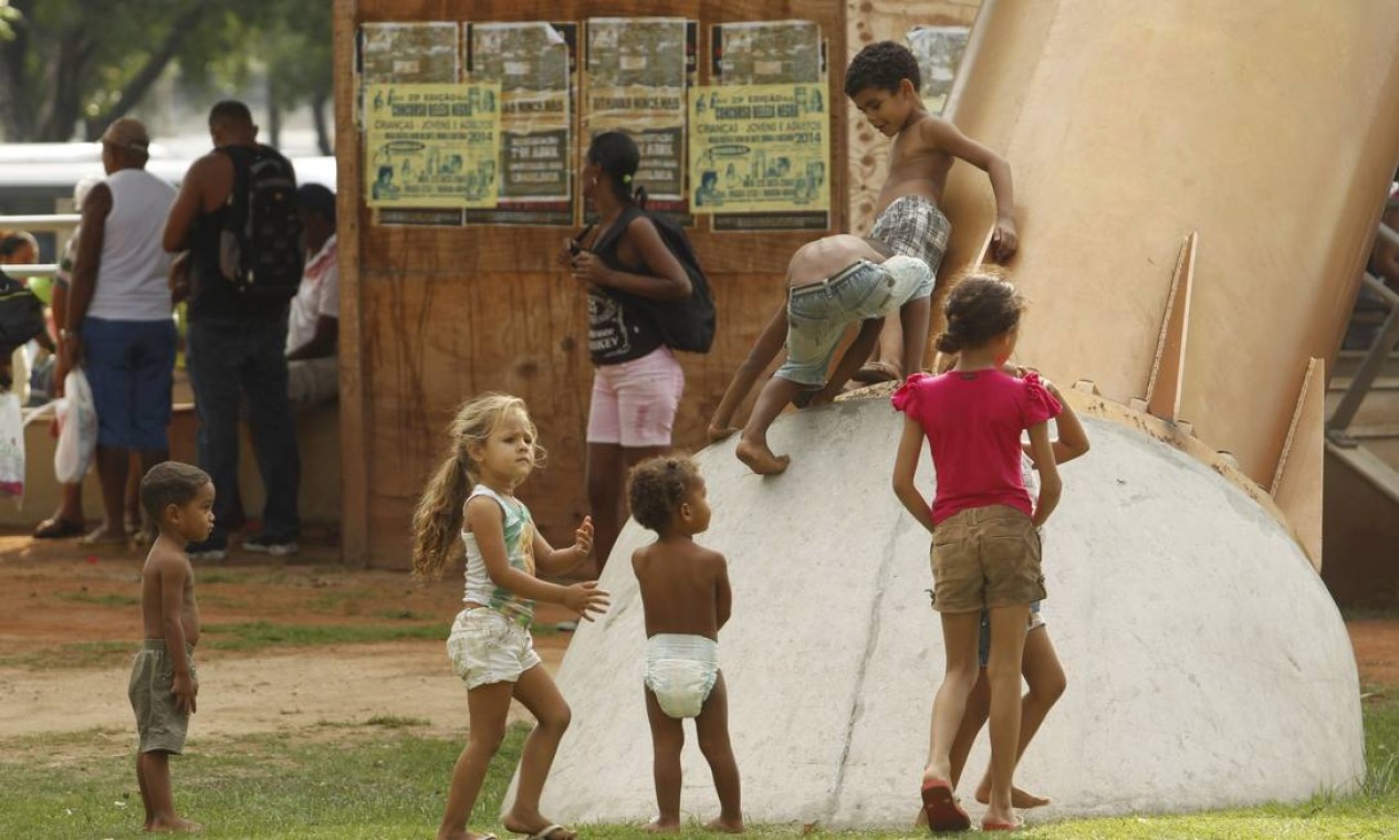 Crianças brincam na área ocupada por invasores, no Centro Foto: Gabriel de Paiva / Agência O Globo
