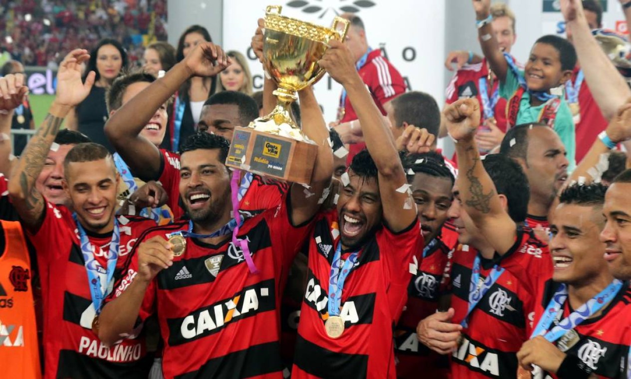 Troféu empate: torcedores do Vasco fazem a festa após equipe não