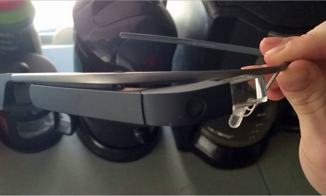 
Jornalista Kyle Russel exibe par de óculos quebrado após ataque
Foto:
Reprodução da internet
