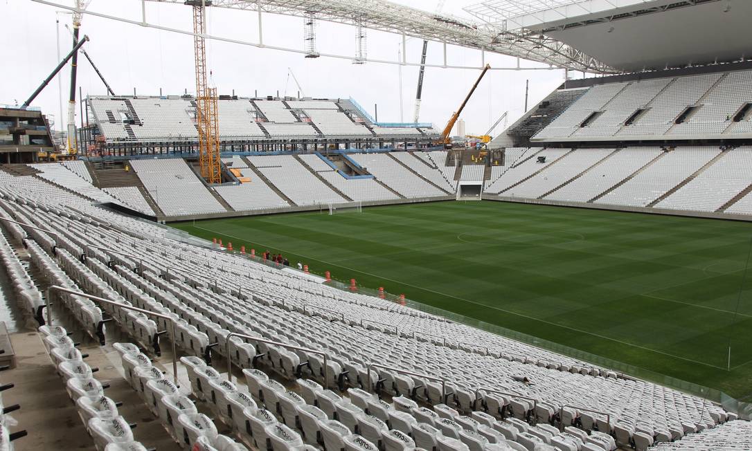 Arena Corinthians, ou Itaquerão, é entregue oficialmente pela construtora Odebrecht ao clube. Estádio ainda está em construção, com parte da arquibancada principal em obras e precisando de acabamento Foto: Marcos Alves / Agência O Globo