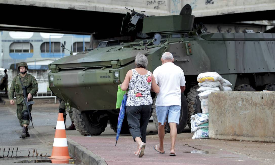 Presença ostensiva dos militares não vem inibindo ataques na Maré Foto: Marcelo Piu / Agência O Globo