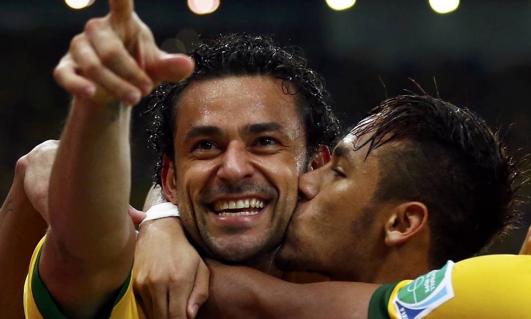 Brazil's Fred (L) celebrates with teammate Neymar after scoring against Spain during their Confederations Cup final soccer match at the Estadio Maracana in Rio de Janeiro June 30, 2013. Neymar scored Brazil's second goal in the match. REUTERS/Jorge Silva (BRAZIL - Tags: SPORT SOCCER TPX IMAGES OF THE DAY) Foto: Jorge Silva / REUTERS