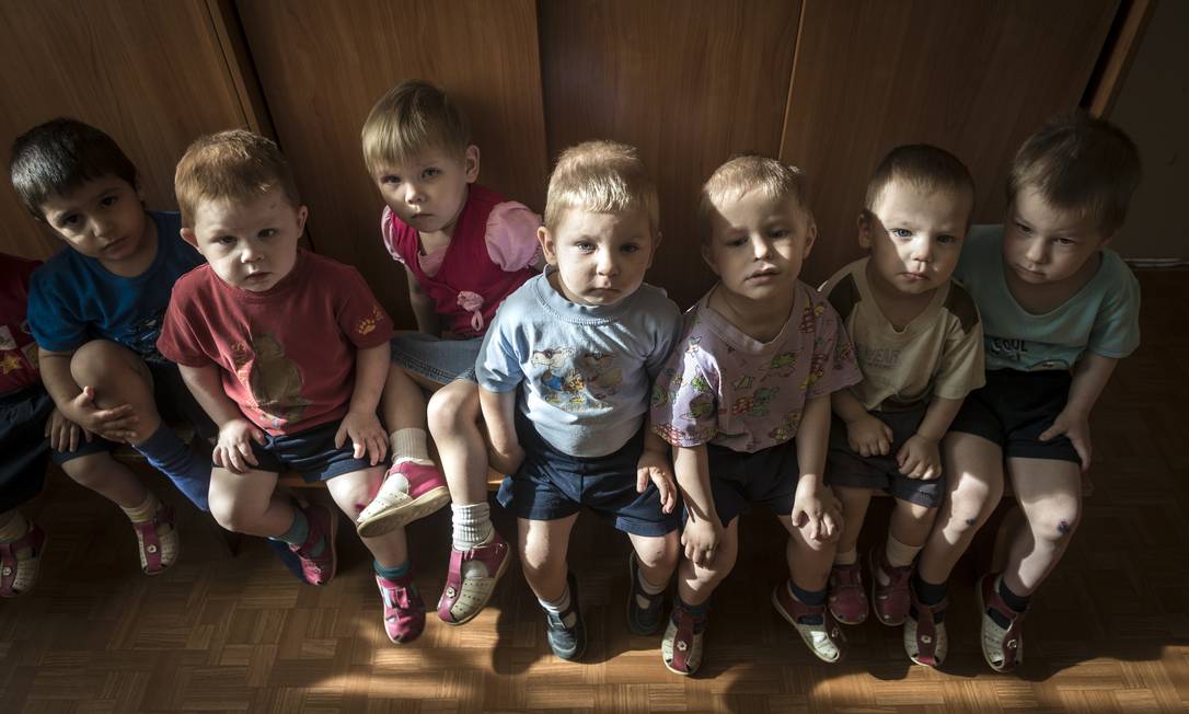 
Testes com bebês de 15 meses mostrou que eles preferem se unir com pessoas da mesma etnia
Foto:
SERGEY PONOMAREV
/
NYT
