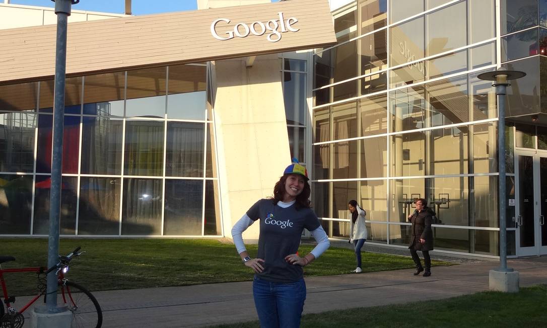 
Camila Achutti, de 22 anos, foi a única formanda da última turma de Ciência da Computação da USP e foi convidada para estagiar na Google após criar blog sobre presença feminina no setor
Foto:
Arquivo Pessoal
