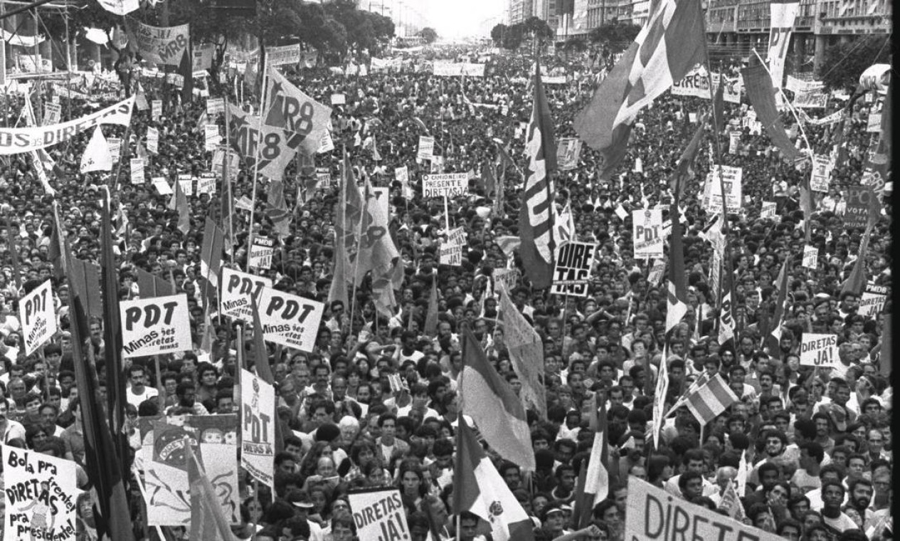 Foto panorâmica da avenida Presidente Vargas durante o comício das ‘Diretas Já’ no Rio Foto: Sebastião Marinho