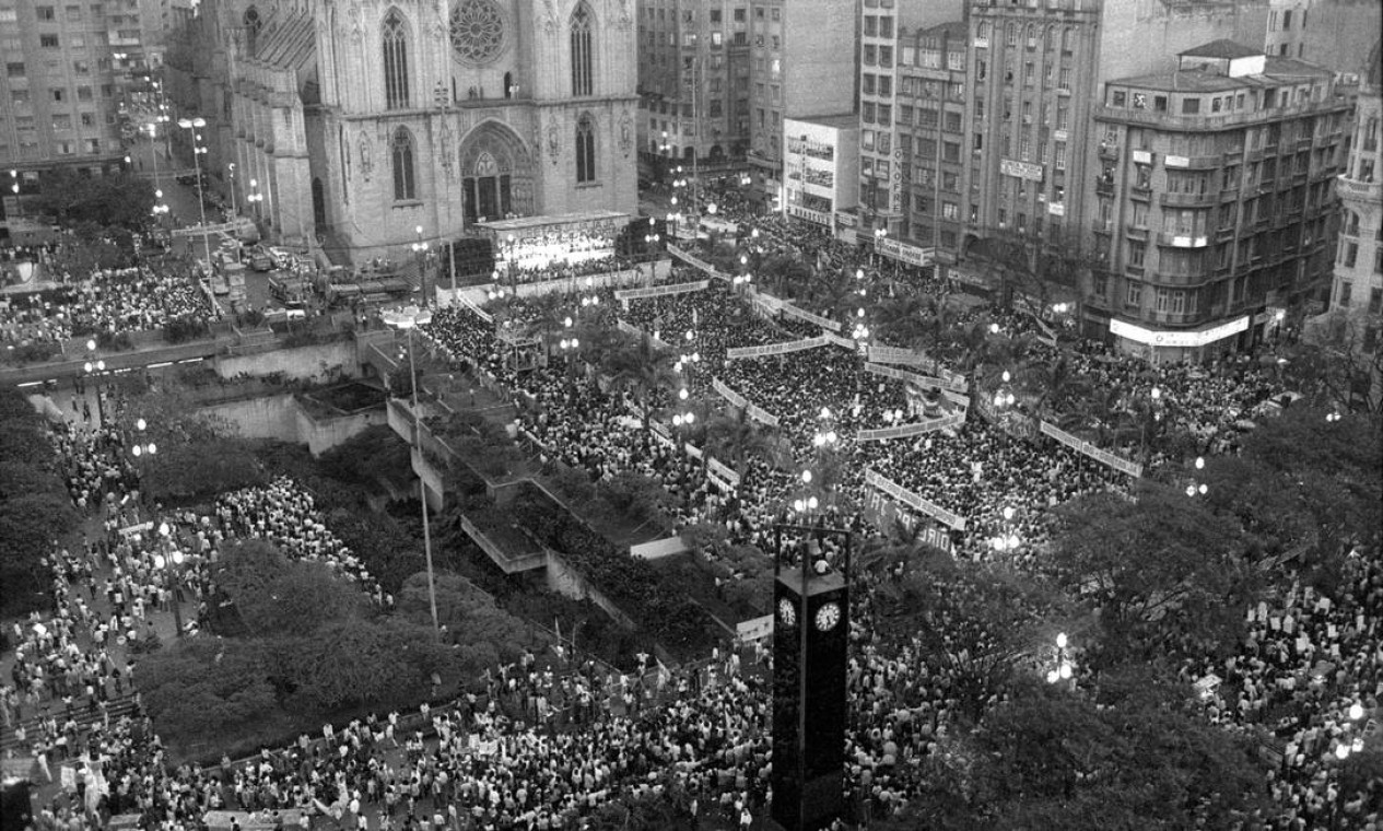 Vista de cima do comício das ‘Diretas Já’ na Praça da Sé, em São Paulo Foto: Agência O Globo
