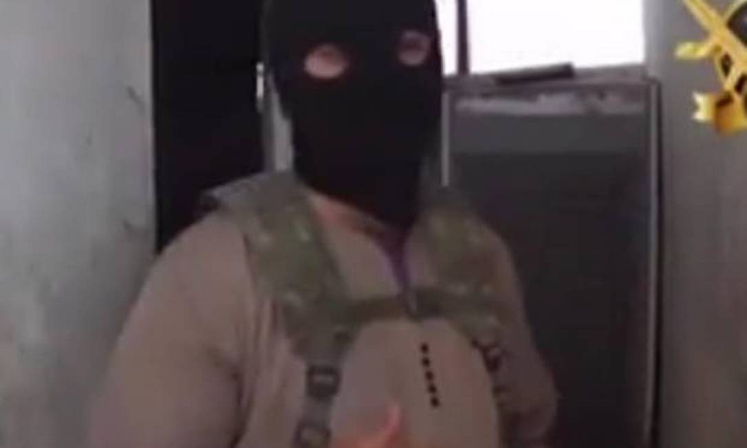 
Imagem de um dos vídeos com Abu Abdullah, jihadista britânico que convoca outros islâmicos do país a se juntarem à luta na Síria
Foto:
Reprodução internet
