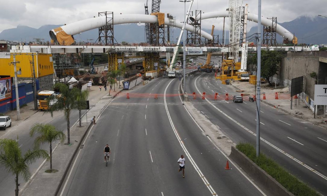 Moradores usam as pistas vazias da Avenida Brasil para correr e andar de bicicleta Foto: Custódio Coimbra / O Globo