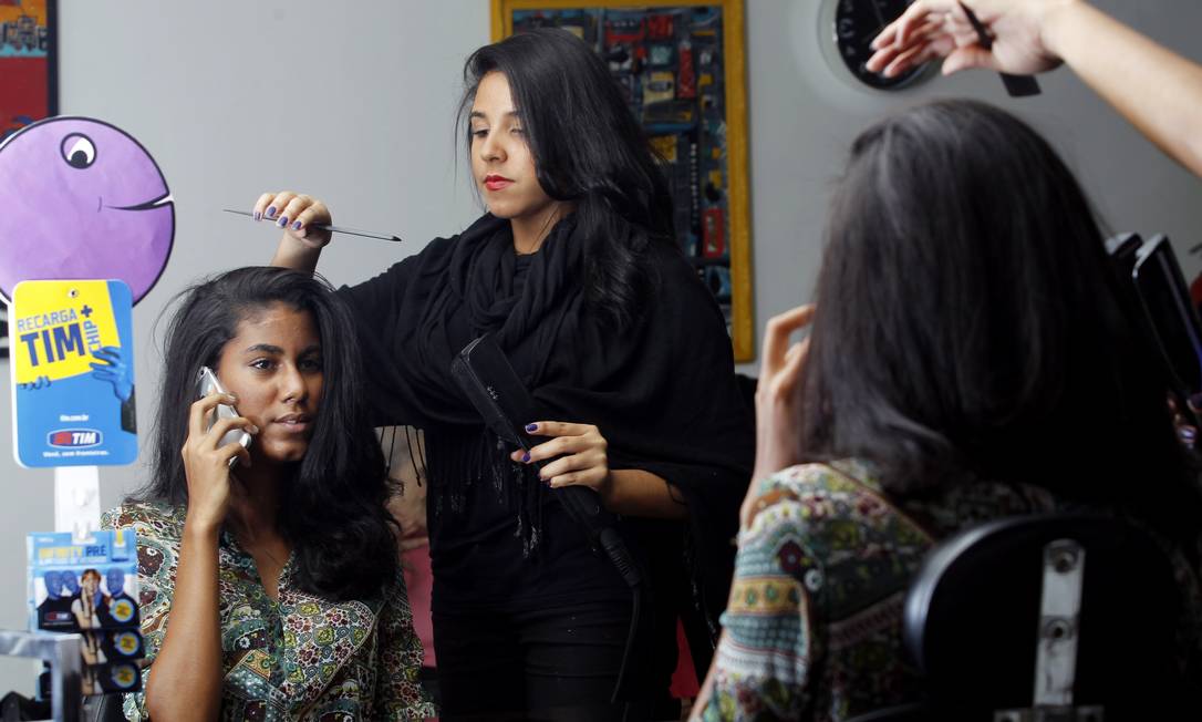 
Mariana Miranda faz o cabelo da estudante Luciana Terra, num salão em Copacabana: ‘Ter isso no salão acaba sendo tipo um combo. Faz tudo lá’
Foto:
Gustavo Miranda
/
O GLOBO
