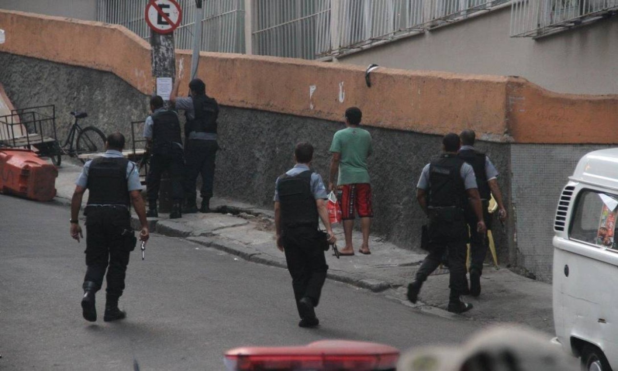 Policiais se movimentam no Pavão-Pavãozinho, na tarde desta terça-feira Foto: Agência O Globo / Pedro Paulo Figueiredo