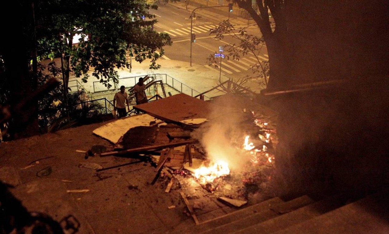 Objetos são incendiados em acesso à favela: ruas de Copacabana ficam interditadas devido ao protesto Foto: Marcelo Piu / Agência O Globo
