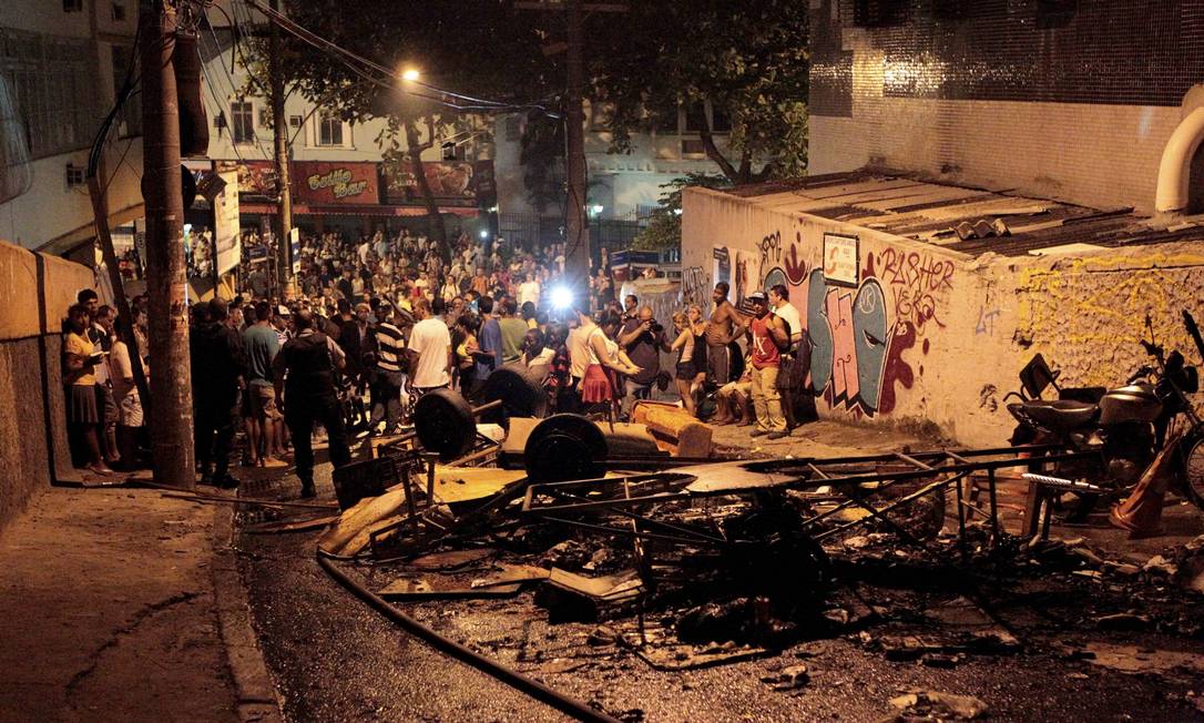 Ladeira Saint Romain ficou tomada de objetos incendiados Foto: Marcelo Piu / Agência O Globo