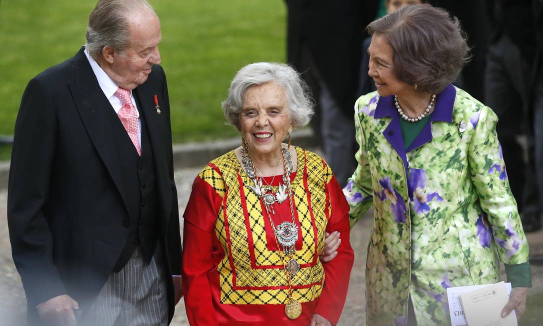 
A escritora premiada, entre o rei Juan Carlos e a rainha Sofia, depois da cerimônia de entrega do troféu
Foto:
ANDREA COMAS
/
REUTERS

