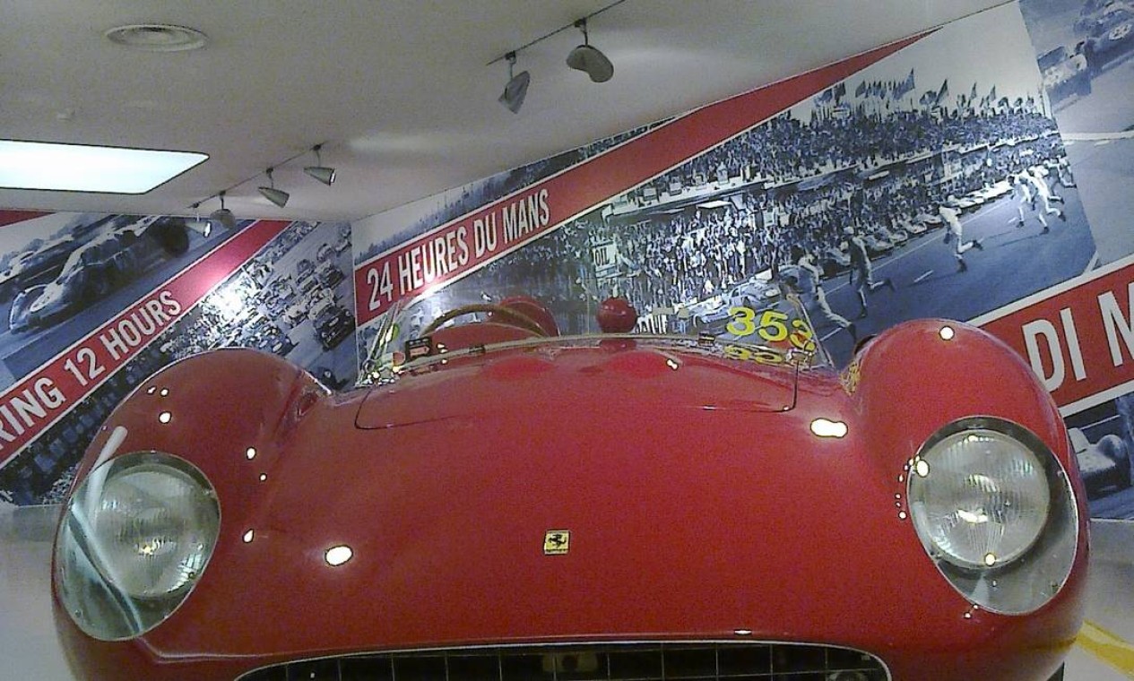 Na cidade de Modena, museus reúnem modelos antigos de fábricas italianas, como esta Ferrari 500, de 1957, que parece sorrir com sua grade do radiador Foto: Henrique Koifman