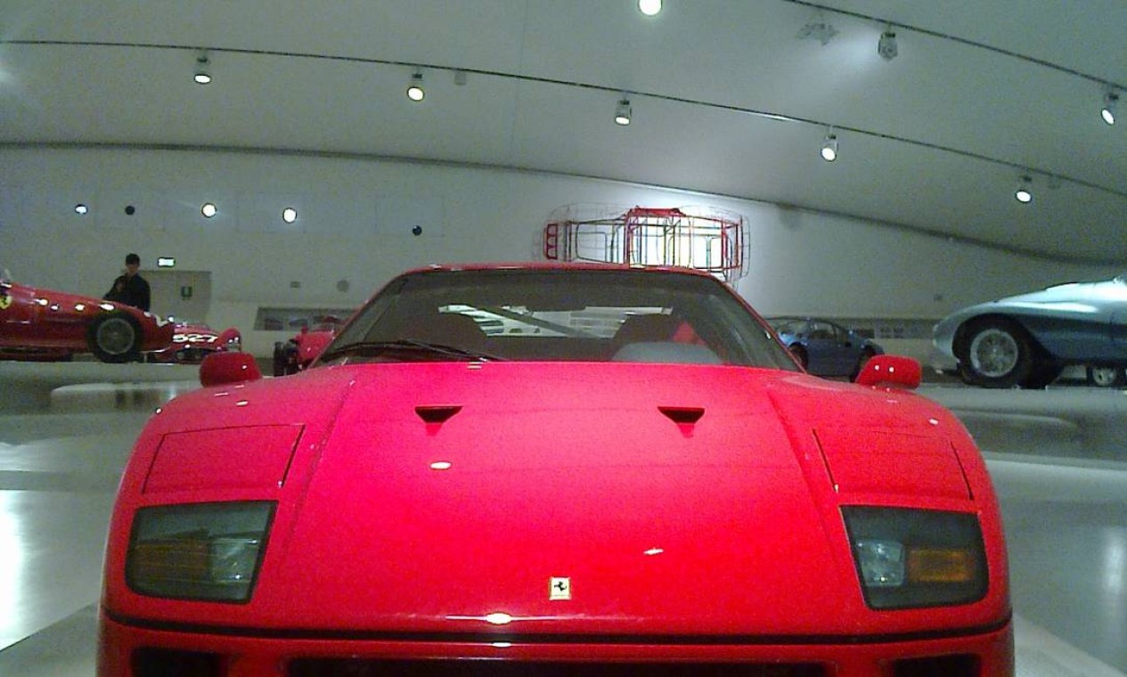 Os dois museus da Ferrari ficam no centro da cidade de Modena e no distrito de Maranello, onde está a fábrica. Na foto, um modelo F40, de 1987 Foto: Henrique Koifman