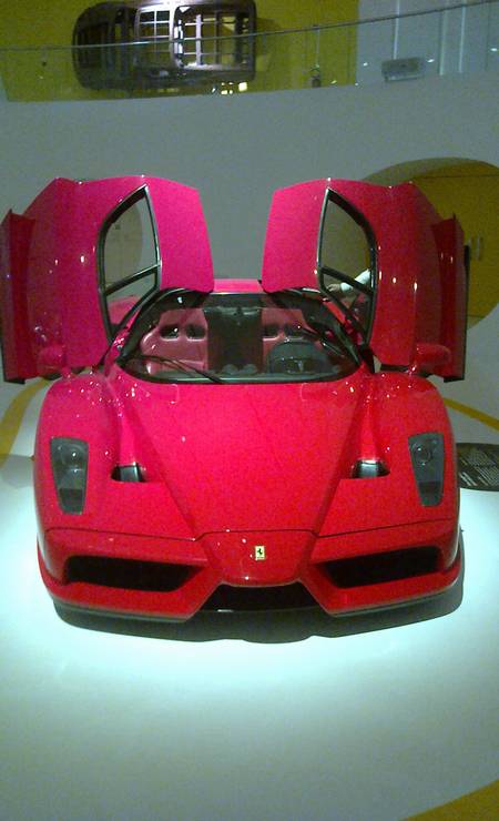 Carros mais novos, como a Ferrari Enzo 2002, também estão nos museus de Modena e Maranello Foto: Henrique Koifman