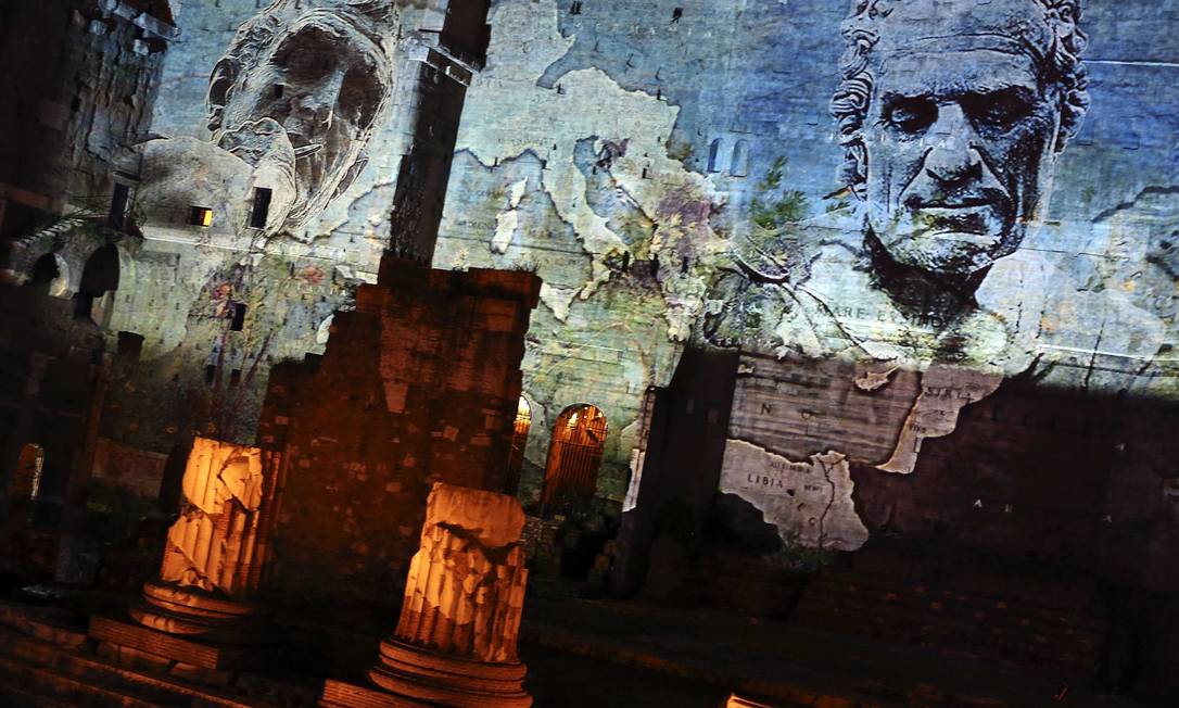 
Imagens do imperador projetadas nas ruínas do Fórum de Augusto, em Roma
Foto:
ALESSANDRO BIANCHI
/
REUTERS
