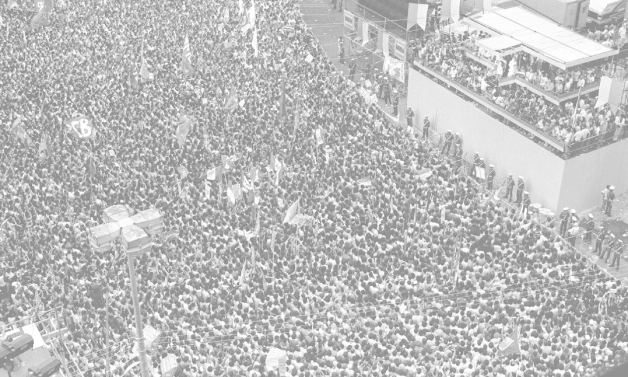 Comício na Candelária arrastou milhares de pessoas para as ruas reivindicando o voto direto Foto: Hipólito Pereira