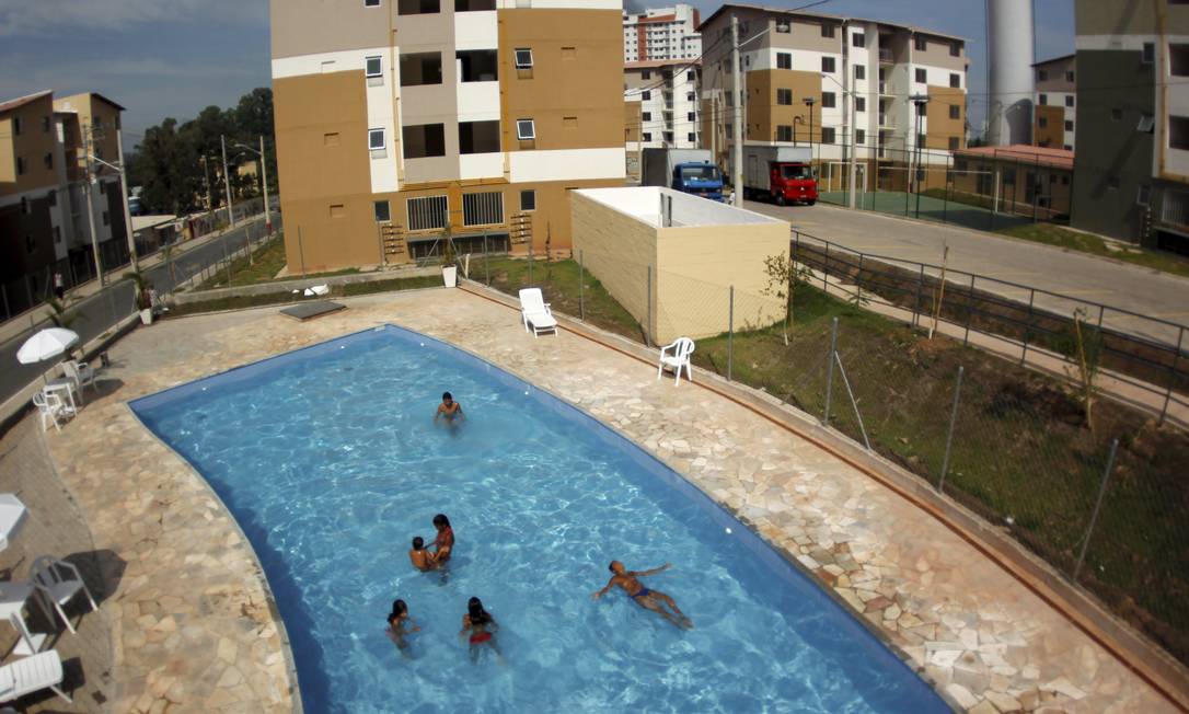 A piscina é uma das atrações do condomínio, que ainda dispõe de toboágua e academia para idosos Foto: Custódio Coimbra / Agência O Globo