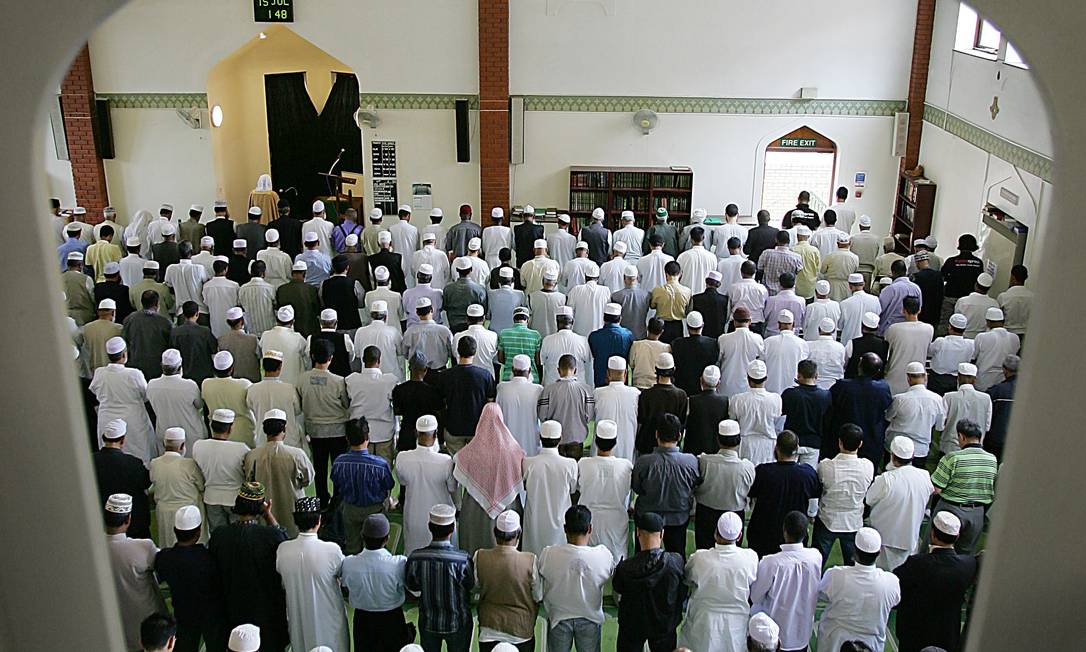 
Muçulmanos britânicos rezam em mesquita no Leste de Londres. 40 pessoas já foram presas em 2014 no Reino Unido por crimes ligados a atividades na Síria
Foto:
Odd Andersen
