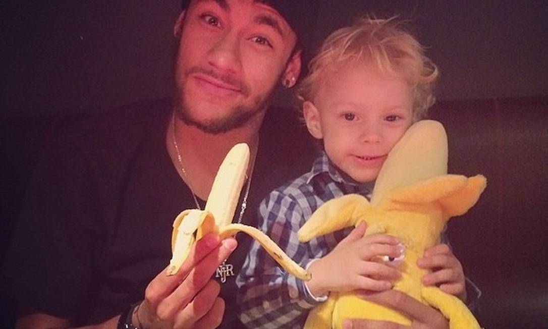 Neymar posta foto com banana em apoio a Daniel Alves Foto: Reprodução Instagram