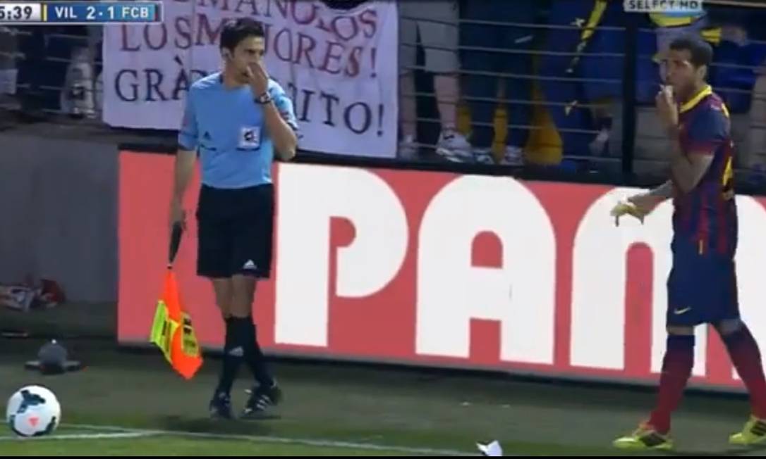 
Daniel Alves, lateral do Barcelona, come uma banana jogada pela torcida durante jogo contra o Villarreal
Foto:
Reprodução do Youtube
