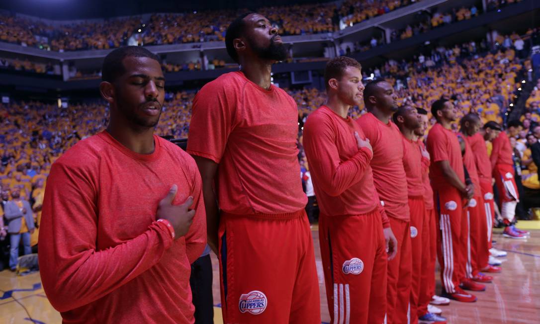 Jogadores do Los Angeles Clippers usaram a camiseta de aquecimento ao contrário, em protesto contra as declarações racistas do dono do time, Donald Sterling Foto: Marcio Jose Sanchez / AP