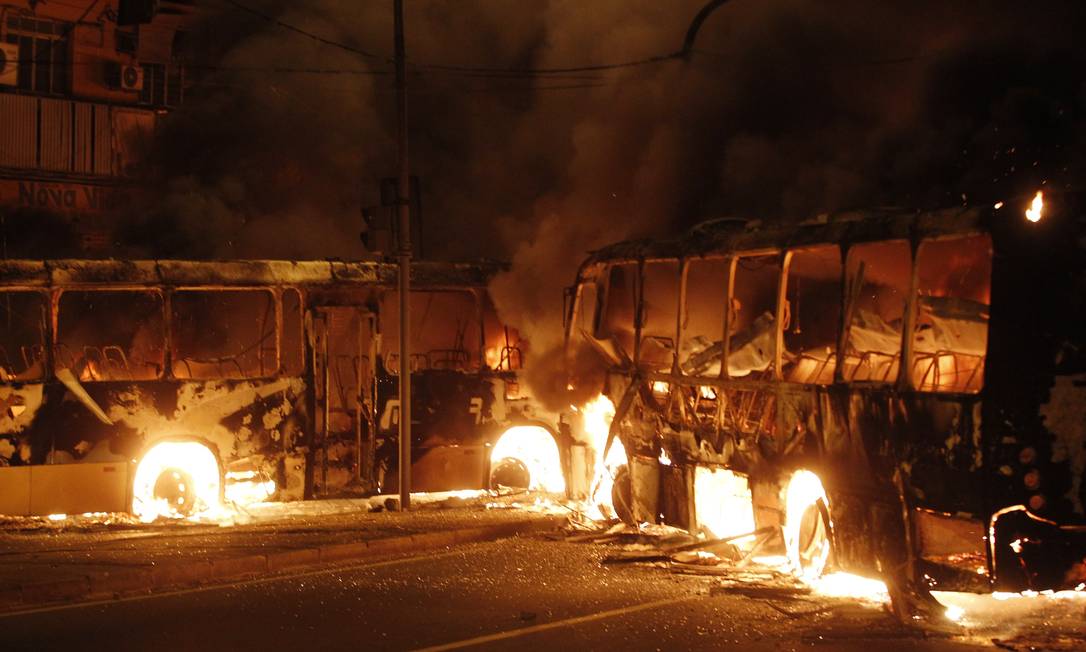 Dois ônibus em chamas na Pavuna: ao todo, cinco foram incendiados em protesto após morte em favela Foto: Antonio Scorza / Agência O Globo