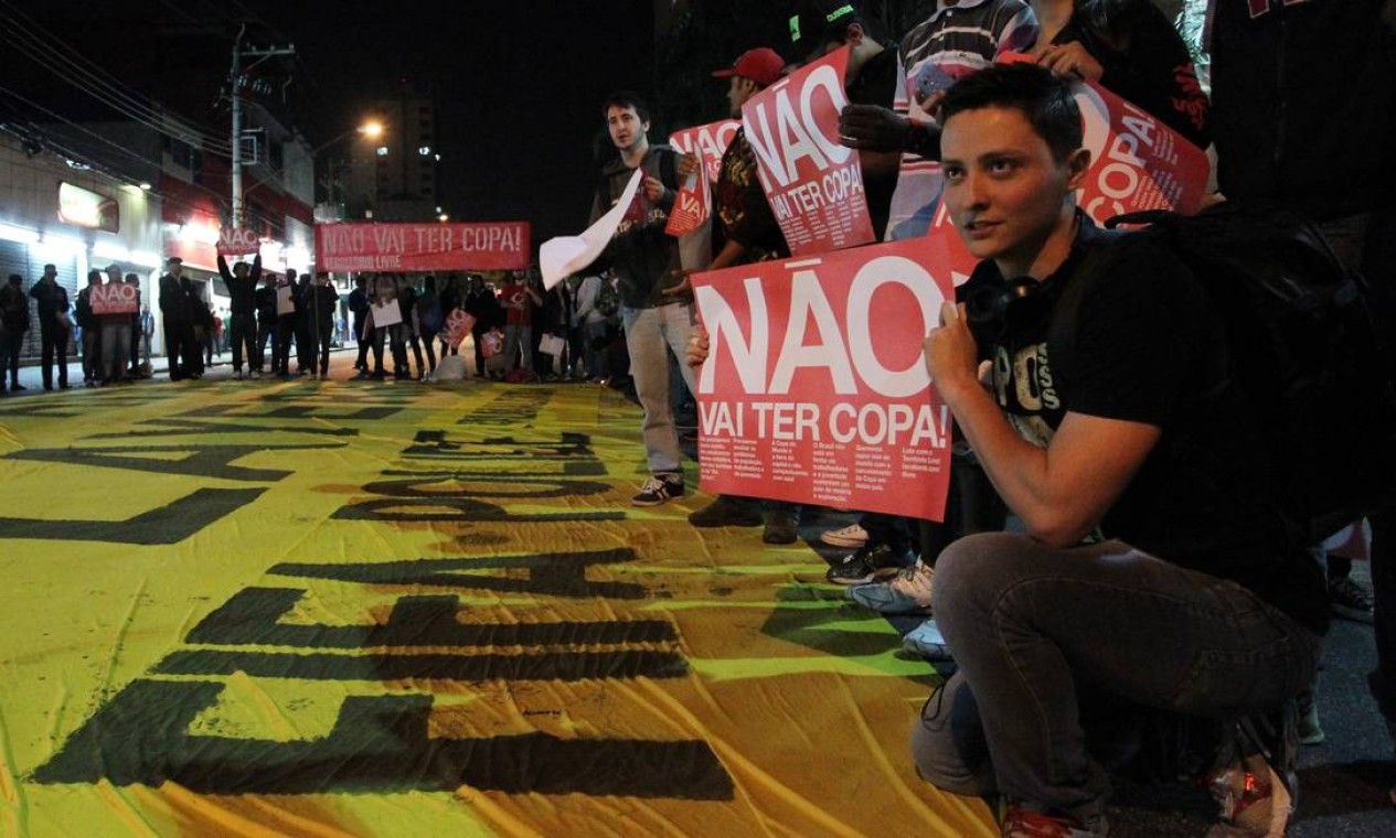 No início do protesto, jovens seguraram faixas com os dizeres “Não vai ter Copa” Foto: Fernando Donasci / Fernando Donasci / Agência O Globo