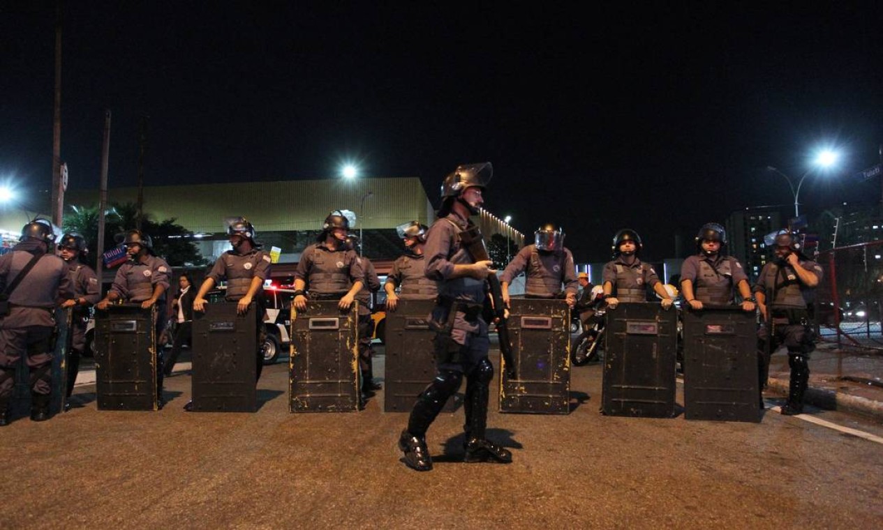 Policiais foram acionados para o protesto Foto: Fernando Donasci / Agência O Globo