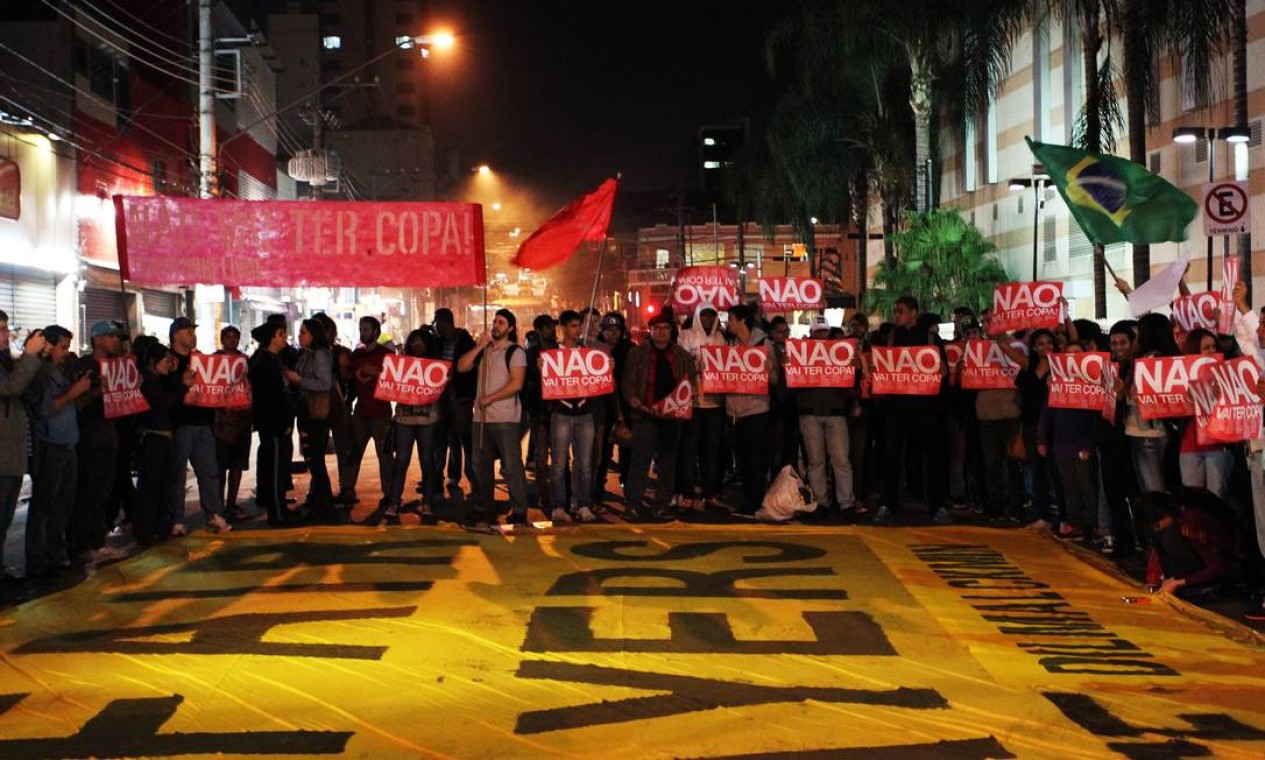 Jovens levantaram cartazes com os dizeres “Não vai ter Copa” em manifestação em São Paulo Foto: Fernando Donasci / Fernando Donasci / Agência O Globo