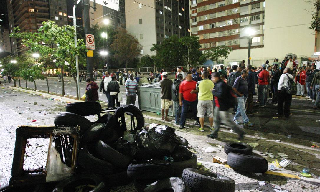 
Manifestantes queimaram pneus em frente à Câmara dos Deputados em dia de votação sobre Plano Diretor
Foto:
Michel Filho/Agência O Globo
