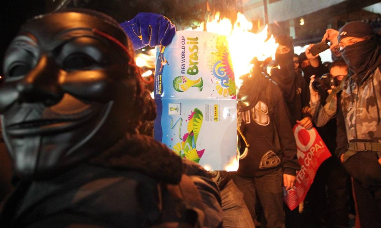 Manifestantes queimam o ábum de figurinhas da Copa Foto: Fernando Donasci / Agência O Globo