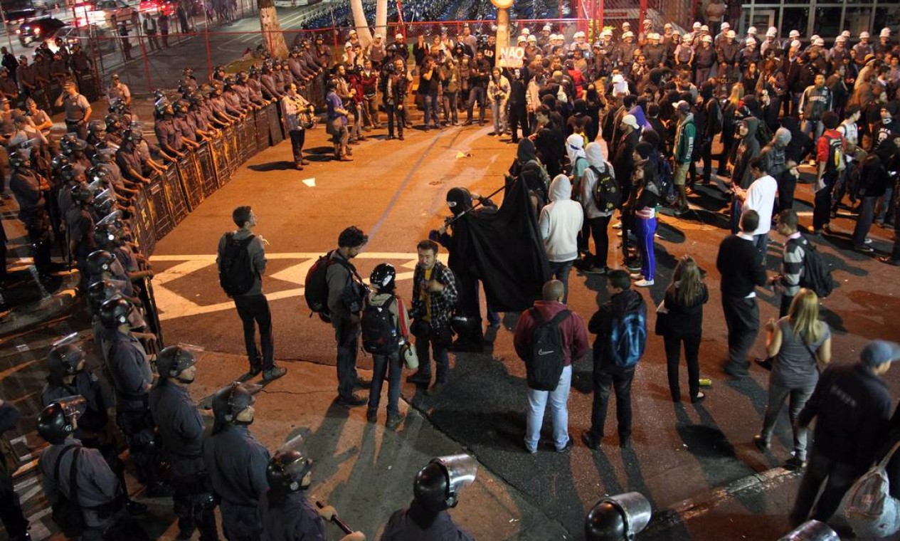 Policiais cercaram os manifestantes Foto: Fernando Donasci / Agência O Globo
