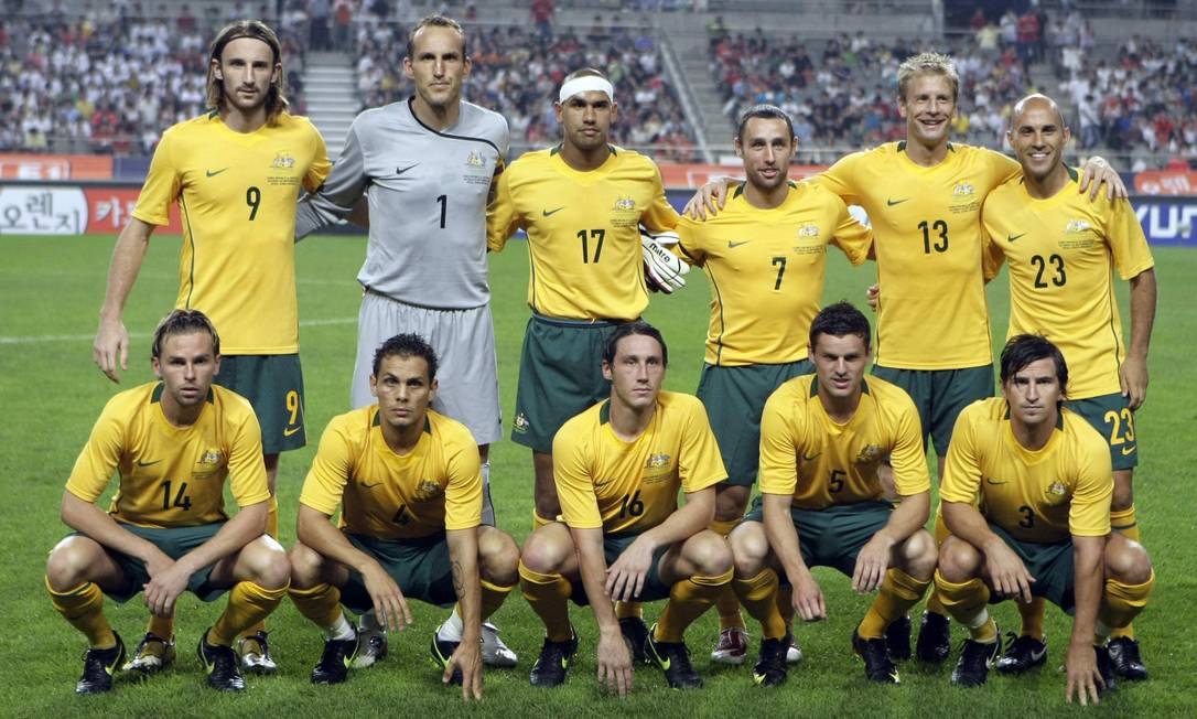 
Brett Holman (14), o primeiro da esquerda para direita entre os agachados, posa com a seleção da Austrália na Copa de 2010. Ele decidiu se aposentar da seleção às vésperas do Mundial de 2014
Foto:
Lee Jin-man
/
AP
