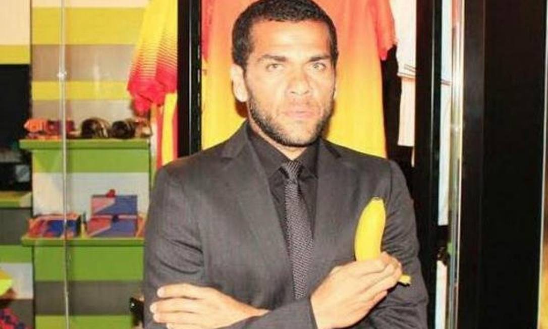 Daniel Alves com uma banana em apoio ao movimento contra o racismo Foto: Reprodução/BBC