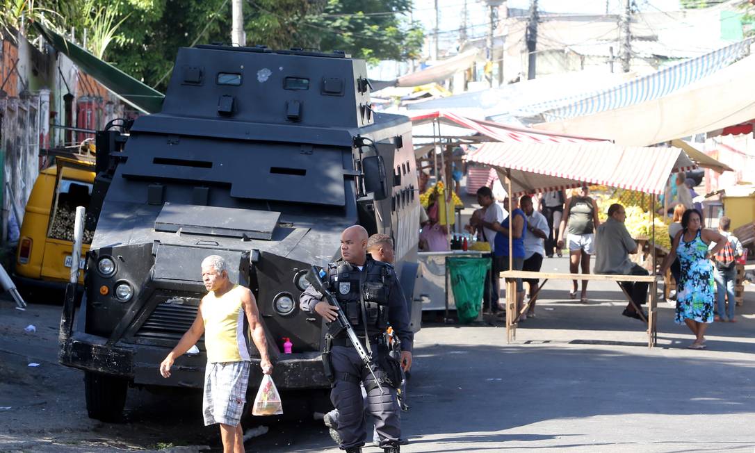 Blindado da polícia fica em acesso ao Morro do Chapadão: policiamento reforçado no entorno da favela Foto: Guilherme Pinto / Agência O Globo