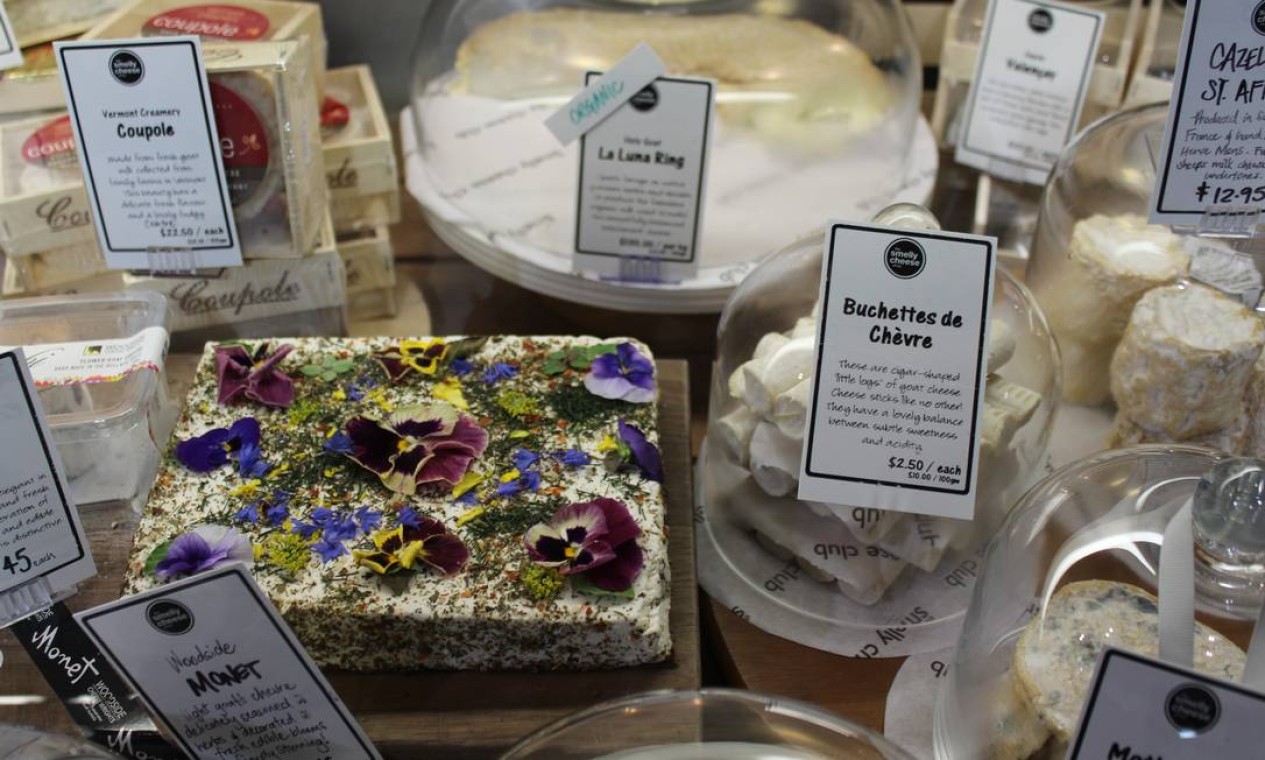 Um dos queijos da Say Cheese: de leite de cabra, Monet já ganhou vários prêmios e é feito com flores, ervas e pimenta Foto: Fernanda Dutra / O Globo