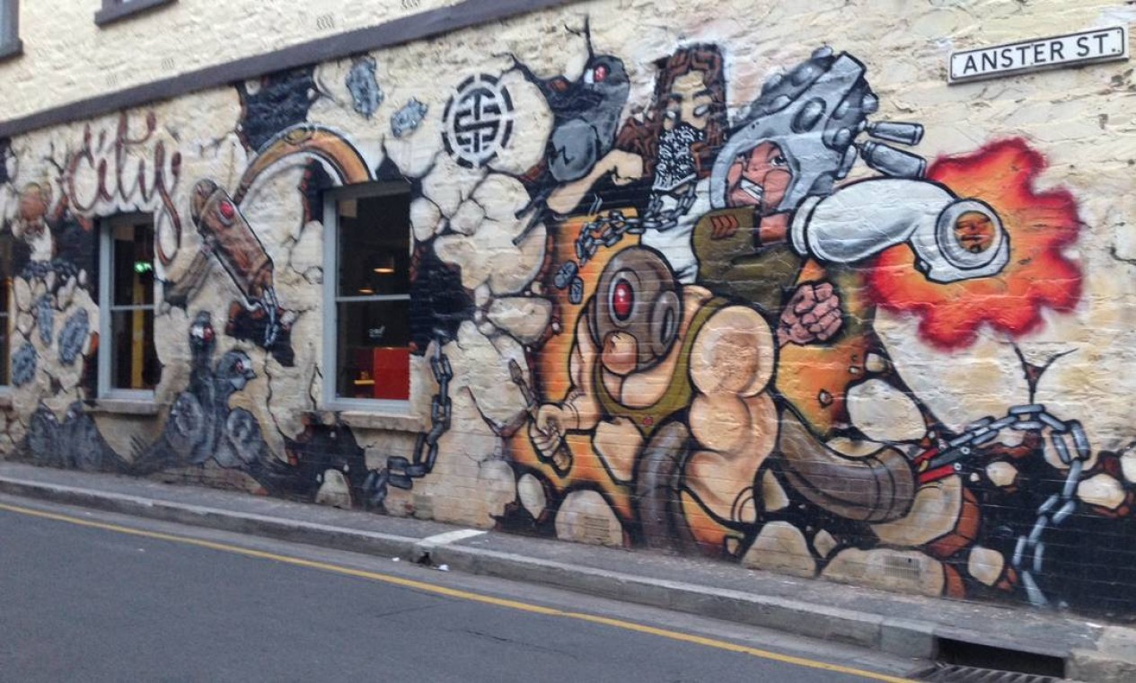 Arte de rua em uma das vielas de Adelaide Foto: Fernanda Dutra / O Globo